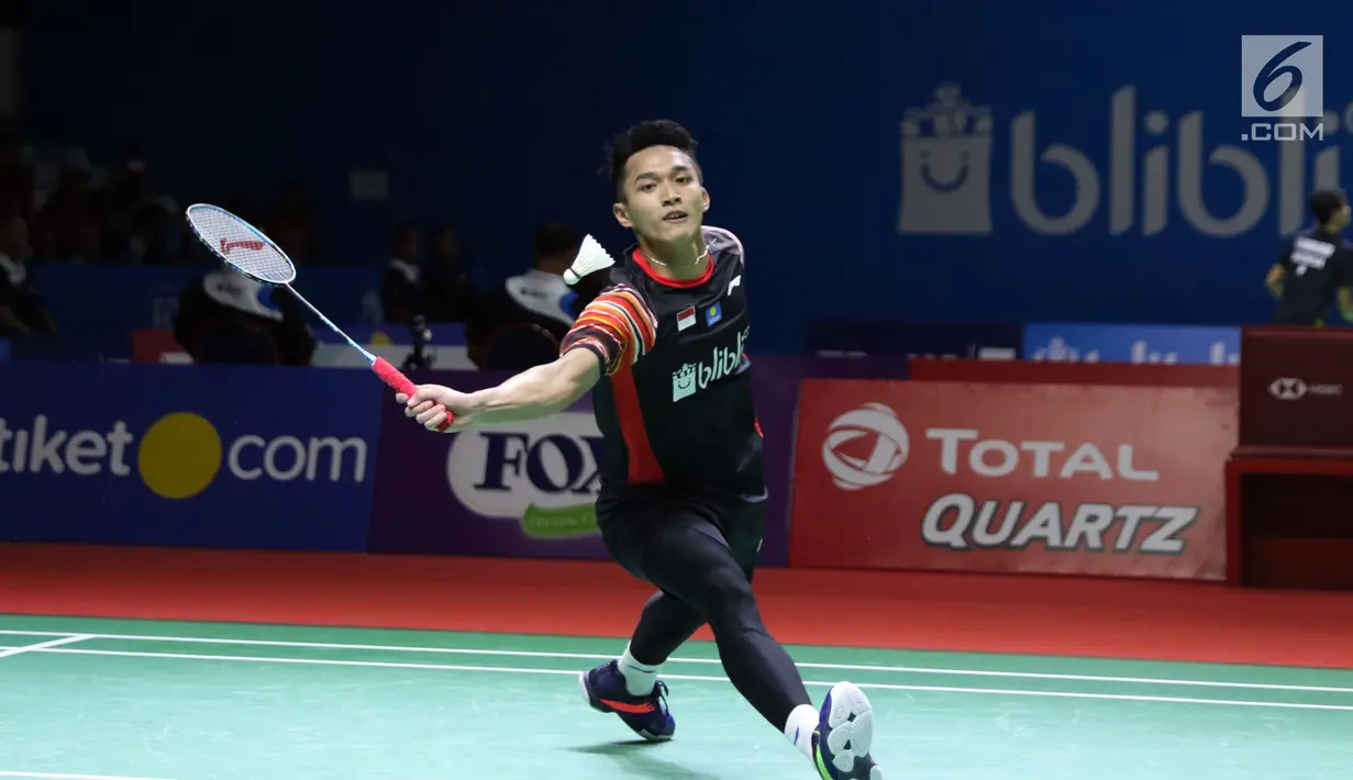 Pebulu tangkis tunggal putra Indonesia, Jonatan Christie berusaha mengembalikan kok ke arah Hans Kristian Solberg Vittinghus (Denmark) di babak 16 besar Indonesia Open 2019 di Istora Senayan, Jakarta, Kamis (18/7/2019). Jonatan unggul 22-20, 21-13. (Liputan6.com/Helmi Fithriansyah)