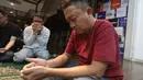 Karyawan KLY menundukkan kepala saat mengikuti doa bersama untuk Arie Basuki dan empat jurnalis lainnya yang hilang kontak saat meliput aktivitas Gunung Anak Krakatau di perairan Selat Sunda, Kamis (10/9/2026). (KLY/Budy Santoso)