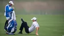 Pegolf Inggris, Chris Wood, melakukan peregangan dalam turnamen golf Shanghai Masters di Lake Malaren Golf Club, Shanghai, Tiongkok, (12/11/2015). (AFP Photo/Johannes Eisele)