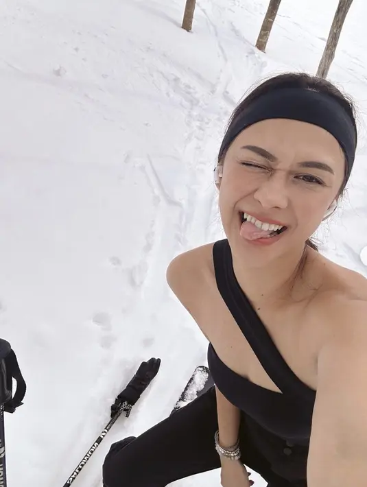 Nana Mirdad justru tampil dengan baju terbuka kala bermain ski. Ia mengenakan tank top dengan tali cross yang begitu stylish. [Foto: Instagram/ @Nanamirdad]
