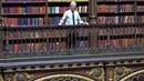 Manajer Royal Portuguese Cabinet of Reading, Orlando Inacio berpose dengan buku-bukunya di Rio de Janeiro, Brasil, 5 Desember 2018. Koleksi buku di perpustakaan ini sekitar 6.000 judul baru setiap tahun. (Carl De Souza/AFP)