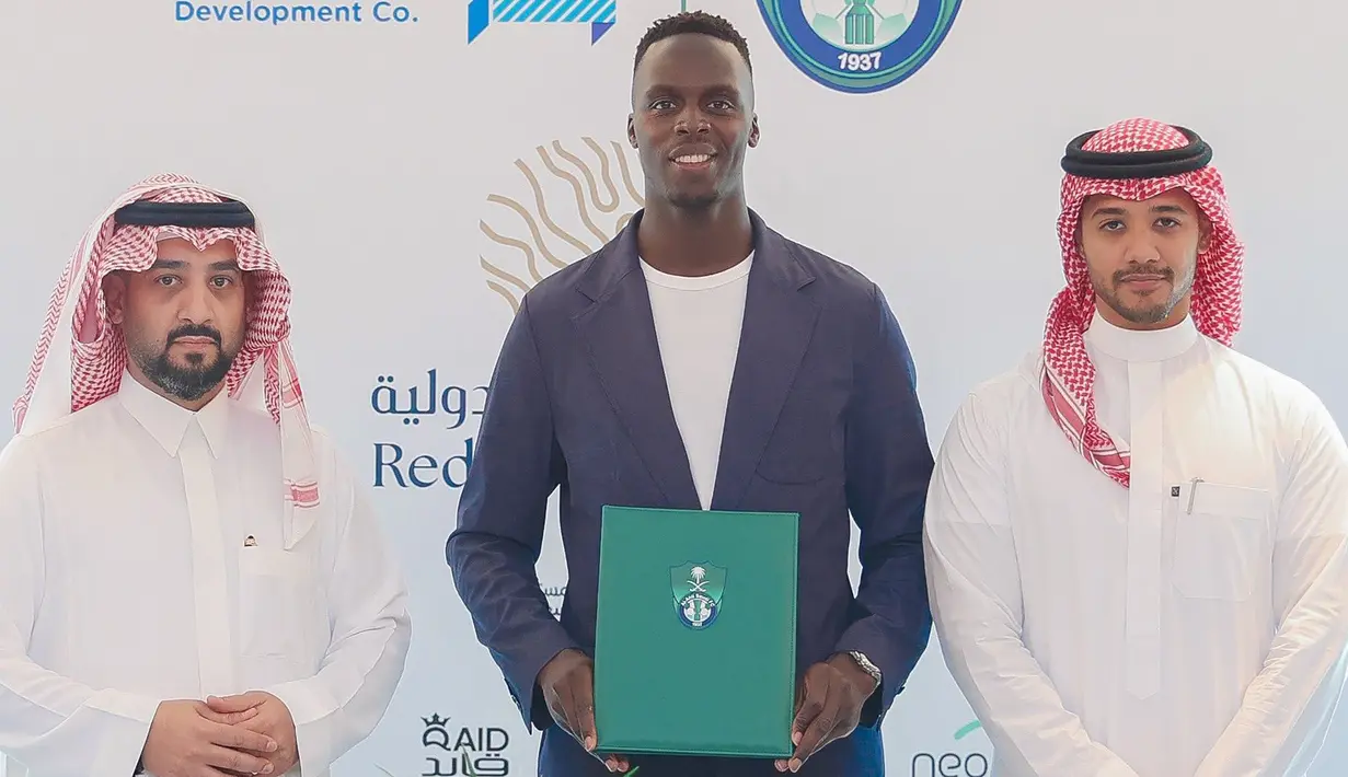 Edouard Mendy didatangkan Al Ahli dari Chelsea dengan nilai transfer 18,5 juta euro atau setara Rp312 miliar setelah membela The Blues selama 3 musim sejak 2020/2021. Ia dikontrak Al Ahli selama 3 tahun hingga 30 Juni 2026 dengan bayaran 12 juta dolar AS atau setara Rp180 miliar per-tahun. (instagram.com/alahliclub.sa)