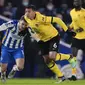 Sempat dikejutkan serangan Brighton saat laga baru berjalan tiga menit, Chelsea akhirnya mampu mengambil alih kendali permainan. The Blues mencoba menuasai bola dan membangun serangan. (AP/Matt Dunham)