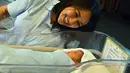 Kabar bahagia tengah dirasakan oleh pasangan suami Chua Kotak dan suami Firmansyah Mahidin Putra. Chua beberapa hari lalu melahirkan seorang bayi laki-laki melalui proses caesar. (Deki Prayoga/Bintang.com)
