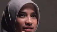 Sherly Annavita Unggah Rekaman CCTV Teror, Mobil Dicoret dan Rumah Dilempar Telur Busuk