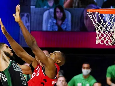 Pebasket Boston Celtics, Jayson Tatum, berusaha memasukkan bola saat melawan Toronto Raptors pada laga NBA di Lake Buena Vista, Senin (7/9/2020). Boston Celtics menang telak 111-89 atas Toronto Raptors. (AP/Mark J. Terrill)