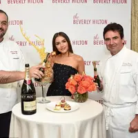 Olivia Culpo diapit dua chef The Beverly Hilton Hotel di ajang Golden Globes 2017. foto: dailymail/getty images