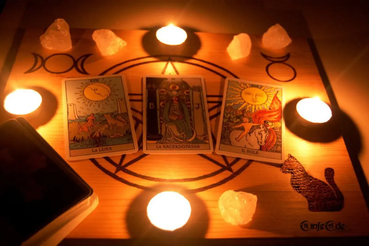 [Bintang] Tarot Hari Ini: The Hanged Man, Seven of Swords, Two of Wands