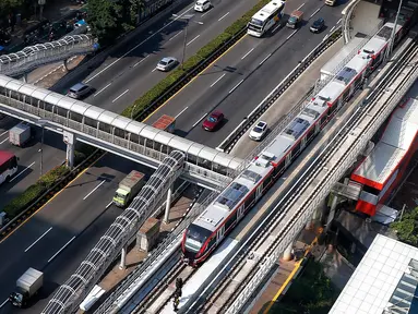 LRT Jabodebek saat melintas di kawasan Pancoran, Jakarta, Kamis (8/6/2023). (Liputan6.com/Angga Yuniar)