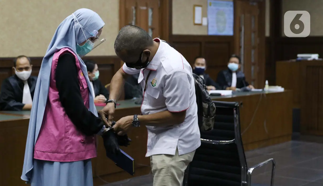 Tersangka dugaan korupsi dan tindak pidana pencucian uang terkait kepengurusan fatwa untuk Djoko Tjandra di Mahkamah Agung, Pinangki Sirna Malasari (kiri) bersiap menjalani sidang di Pengadilan Tipikor Jakarta, Rabu (30/9/2020). Sidang beragenda pembacaan eksepsi. (Liputan6.com/Helmi Fithriansyah)