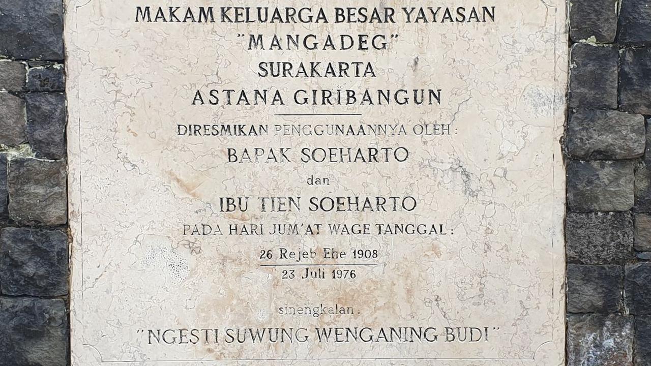 Pria yang biasa disapa Pak Harto ini menjelasan bahwa bangunan itu berlantaikan batu pualam dari Tulung Agung.