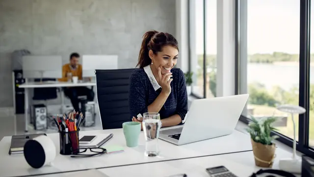 Perempuan Bekerja dengan Fokus