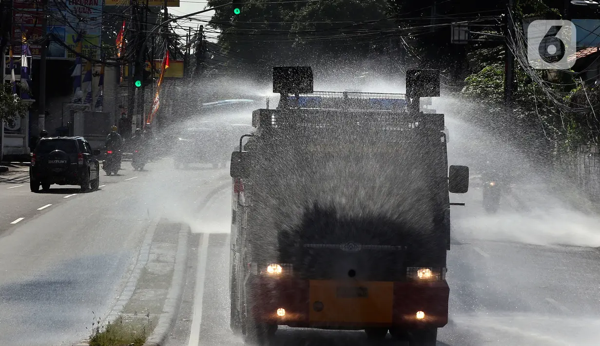Mobil Water Cannon milik Polisi menyemprotkan Disinfektan di jalan Slipi, Jakarta, Selasa (31/3/2020). Meluasnya Covid-19 membuat petugas kepolisian Berinisiatif menyemprotkan Disinfektan menggunakan Water Cannon memutari jalan, Petamburan, Slipi Raya Jakarta Barat. (Liputan6.com/Johan Tallo)