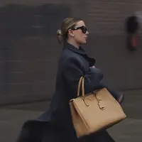 Kampanye yang menggandeng Scarlett Johansson sebagai bintangnya ini bertujuan untuk merayakan esensi identitas dan keanggunan melalui serangkaian visual yang diambil di jantung kota
New York.[Dok/Prada]