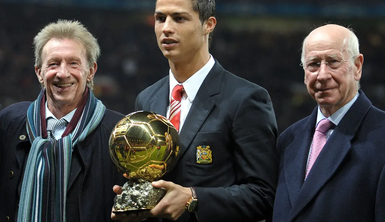Legenda Manchester United, Denis Law (kiri) pernah meraih Ballon d'Or di tahun 1964. Pemain Skotlandia ini mampu tampil gemilang pada musim itu dengan mengoleksi 41 gol dari 39 laga di semua ajang. Ia juga dinobatkan sebagai top scorer ketiga sepanjang masa bagi Setan Merah. (Foto: AFP/Andrew Yates)