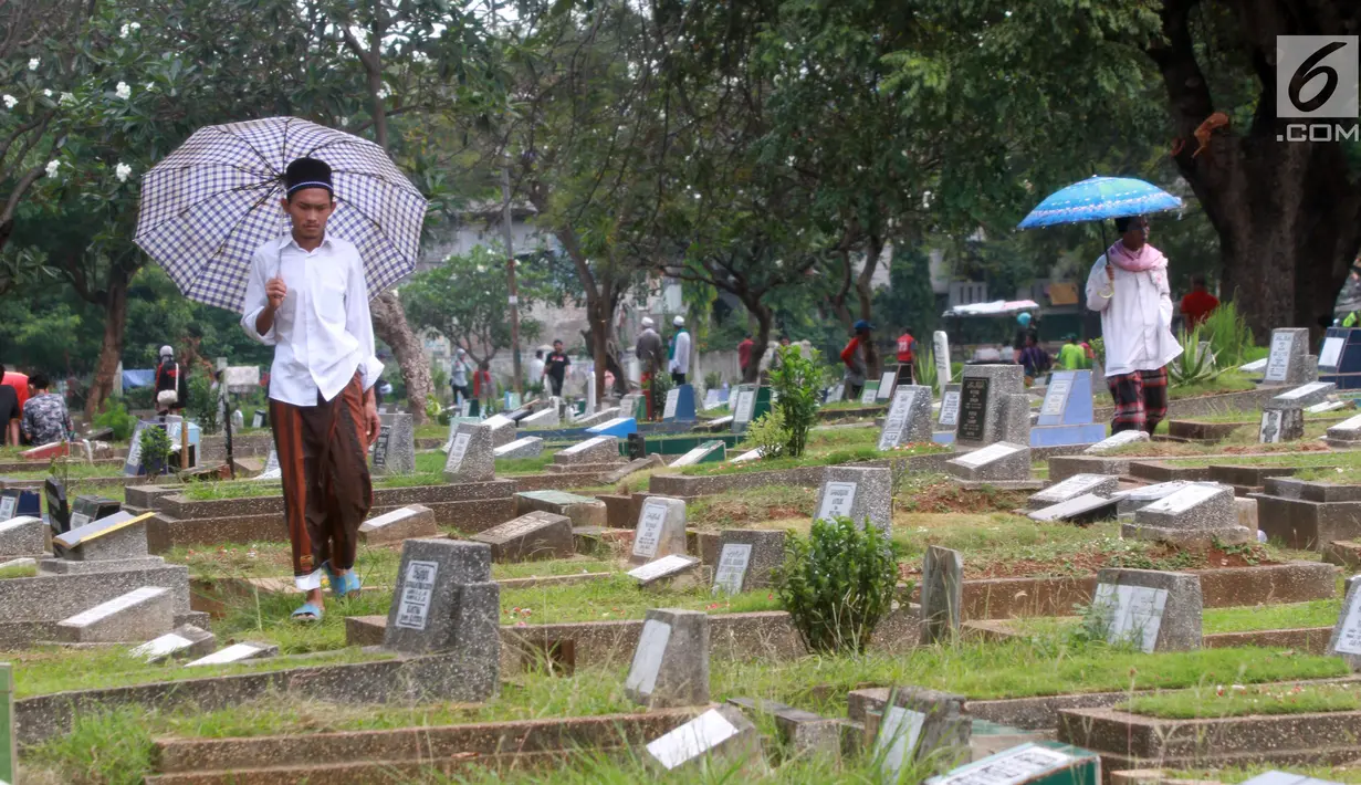 Warga bersiap berziarah di TPU Karet Pasar Baru Barat, Jakarta, Sabtu (16/6). Ziarah kubur atau "nyekar" pada hari raya lebaran merupakan salah satu tradisi umat muslim untuk mendoakan sanak keluarga yang meninggal dunia. (Liputan6.com/Arya Manggala)