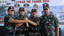 Panglima TNI, Jenderal Moeldoko (kedua dari kiri) secara resmi membuka Latihan Gabungan TNI 2014 di Pangkalan Udara Halim Perdanakusumah, Senin (19/5/14). (Liputan6.com/Faizal Fanani)