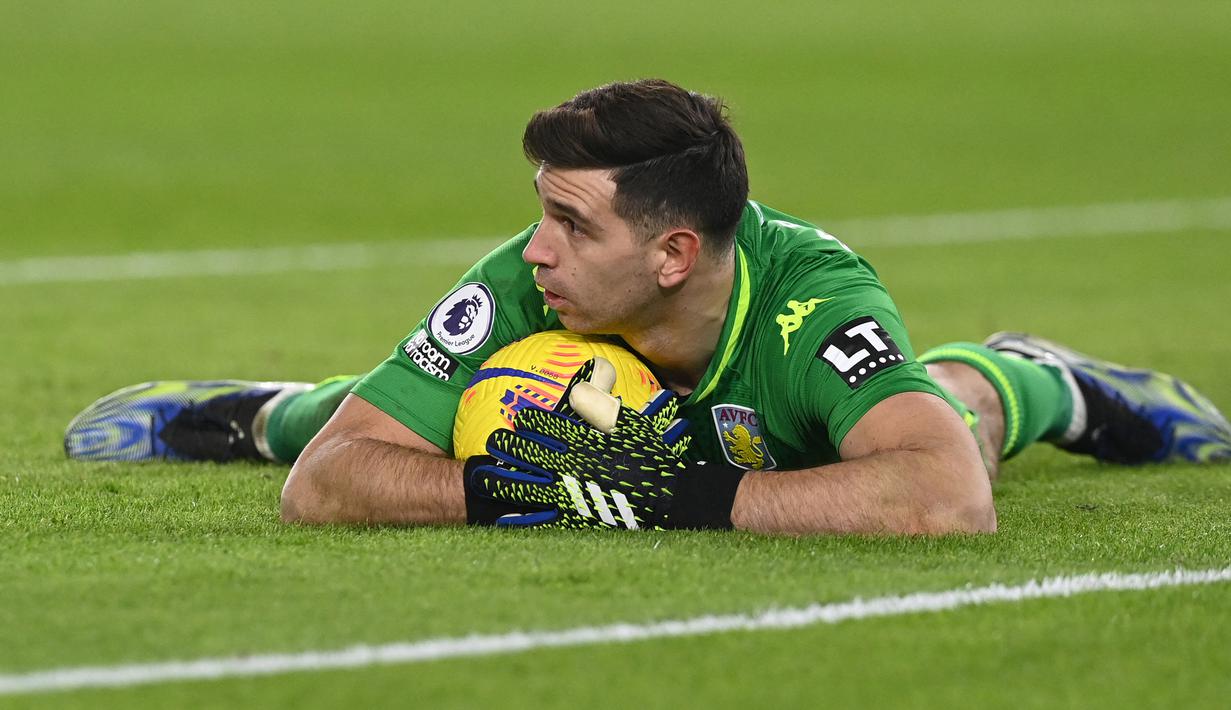 Emiliano Martinez. Kiper asal Argentina ini telah membuat 15 kali clean sheet dalam 36 penampilannya bersama Aston Villa di Premier League musim ini. Untuk urusan saves, ia duduk di posisi keempat dengan mencatat 133 saves. (AFP/Neil Hall/Pool)