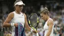 Simona Halep (kanan) dan Johanna Konta usai laga perempat final tunggal putri Wimbledon 2017 di The All England Lawn Tennis Club, Wimbledon, London, (11/7/2017). (AP/Tim Ireland)