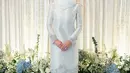Jangan lupakan penampilan anggun berkerudung Anisha Rosnah di momen pengajian sebelum pernikahannya dengan Pangeran Abdul Mateen ini. Ia mengenakan baju kurung super cantik yang serasi dengan rok panjangnya. Penampilannya dipadu mengenakan kerudung putih polos. [Foto: Instagram/tehfirdaus]