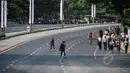 Sejumlah karyawan berjalan kaki untuk menuju kantornya di sekitar kawasan Bundaran HI, Jakarta, Rabu (22/4/2015). Sejumlah jalan utama di Jakarta ditutup total untuk sementara waktu terkait puncak Konferensi Asia-Afrika (KAA). (Liputan6.com/Faizal Fanani)