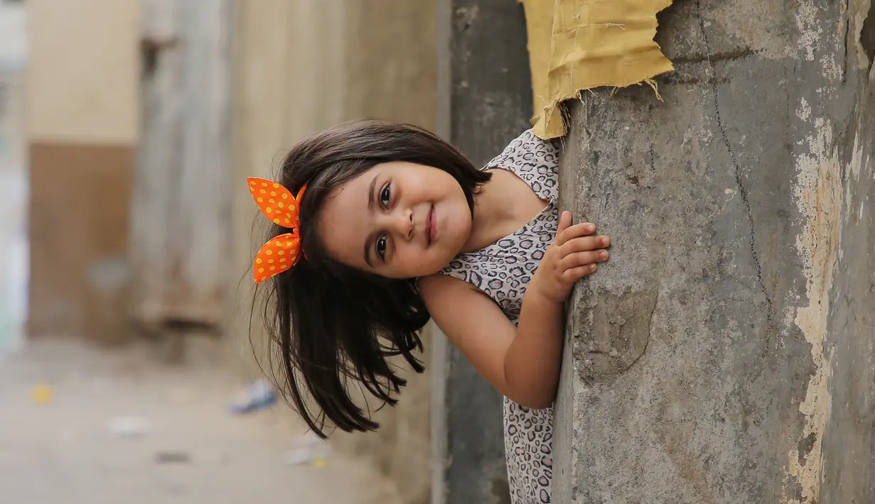 Seorang anak perempuan Palestina tampak bermain di kamp pengungsi Shati di Gaza City, Palestina, pada 7 Juni 2020. Kamp pengungsi Al-Shati tersebut merupakan tempat hampir 86.000 warga Palestina hidup berdekatan satu sama lain. (Xinhua/Rizek Abdeljawad)