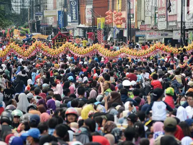 Ribuan peserta mengikuti pawai Cap Go Meh di Bekasi, Jawa Barat, Selasa (19/2). Ribuan peserta tumpah ruah ke jalanan untuk memeriahkan perayaan hari terakhir di Tahun Baru Imlek tersebut. (Merdeka.com/Imam Buhori)
