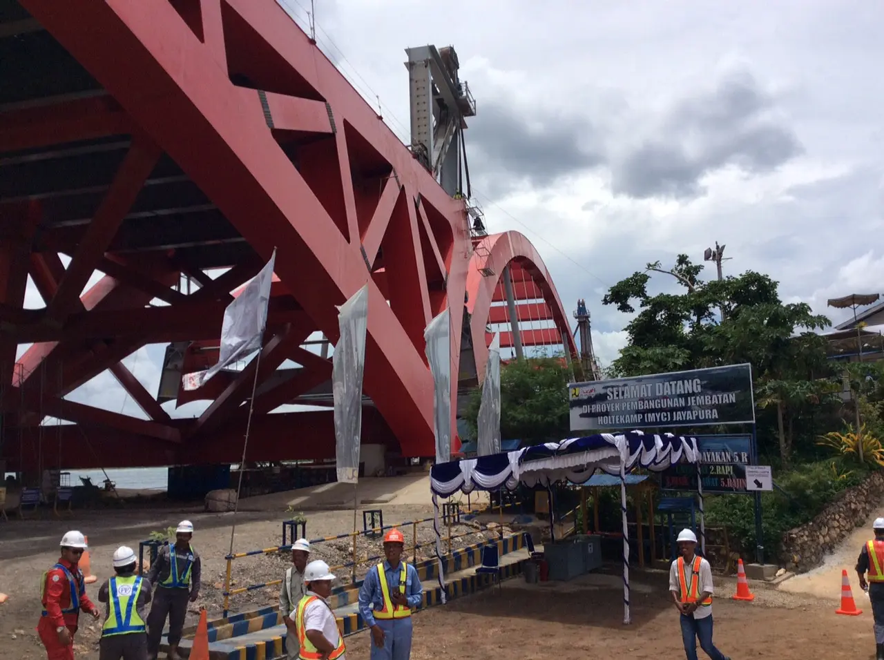 Proses Pengangkatan Jembatan Holtekamp. (Liputan6.com / Katharina Janur)