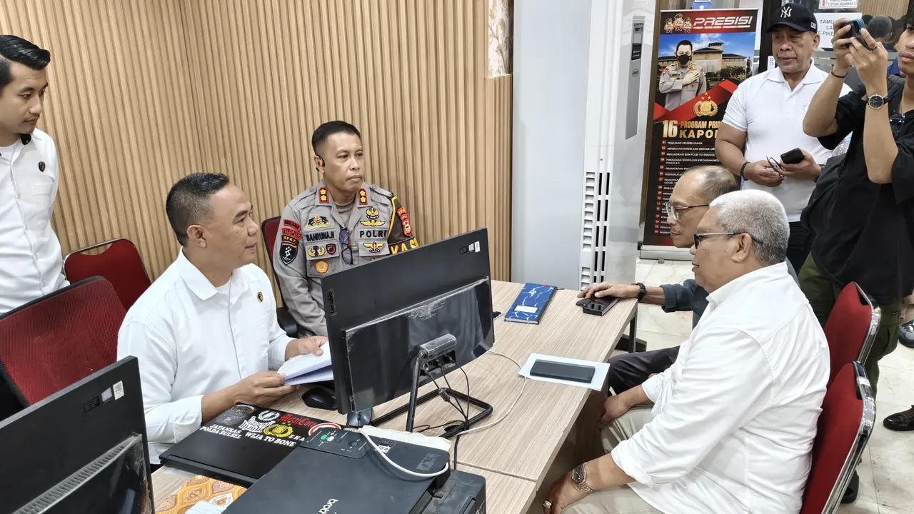 Rektor nonaktif UNM Karta Jayadi laporkan akun Instagram anonim ke Polda Sulsel. (Liputan6.com/Fauzan)