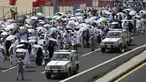 Kendaraan polisi melintas dekati ribuan umat muslim di salah satu jalan di Mina, Arab Saudi, Kamis (24/9/2015). Sekitar 310 jemaah wafat akibat berdesak-desakan saat prosesi lempar jumrah di Mina. (REUTERS/Ahmad Masood)