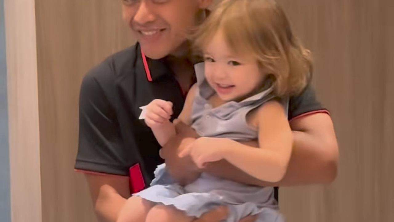Potret Menggemaskan Pratama Arhan Momong Baby Kamari Anak Jennifer Coppen Jelang Laga Timnas Indonesia Vs Jepang