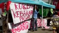 Pedagang pasar Limbangan melakukan protes dengan melempari bangunan baru pasar Limbangan dengan tahu.