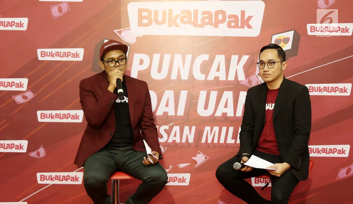VP of Marketing Bukalapak Bayu Syerli (kiri) saat jumpa pers Bukalapak dengan program Badai Ratusan Miliar di STUDIO 6 EMTEK CITY, Jakarta, Kamis (26/7). Program ini mulai dari Badai Flash Deal, Badai Uang dan Badai Rumpi. (Liputan6.com/Herman Zakharia)