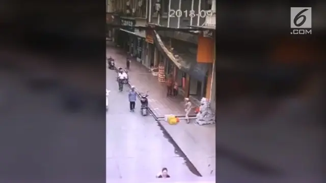 VIDEO: Tiga Pejalan Kaki Tertimbun Papan Reklame