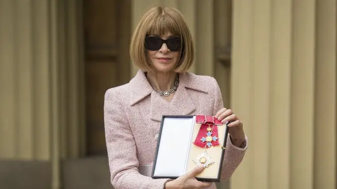 Pemimpin Redaksi Vogue Amerika dan Direktur Artistik Dame, Anna Wintour berpose setelah menerima lencana Komandan Dame-nya dari Ratu Inggris Elizabeth II di Istana Buckingham, London, Jumat 5 Mei 2017. (Dominic Lipinski / PA Pool via AP)