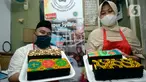 Perajin roti, Diyah Maryatini dibantu suaminya Slamet Ibrohim menunjukkan brownies melted motif batik nusantara di Dapur Syabina, Pamulang, Tangerang Selatan, Banten, Jumat (2/10/2020). Dalam kondisi pandemi Covid-19 , penjualan brownies batik mulai stabil. (merdeka.com/Dwi Narwoko)
