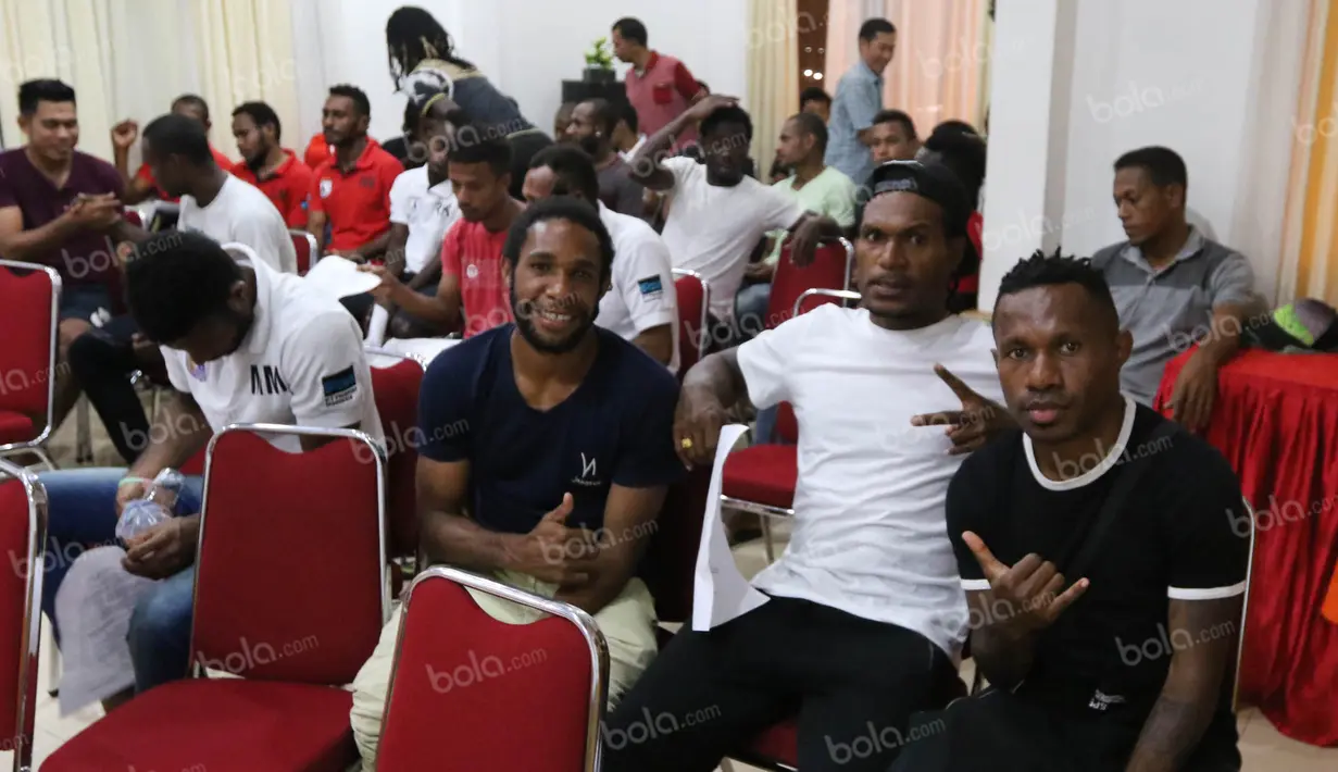 Suasana santai penuh kekeluargaan melingkupi anggota tim Persipura Jayapura setelah ibadah bersama di Hotel Yasmin, Jayapura, Kamis (28/4/2016). (Bola.com/Nicklas Hanoatubun)