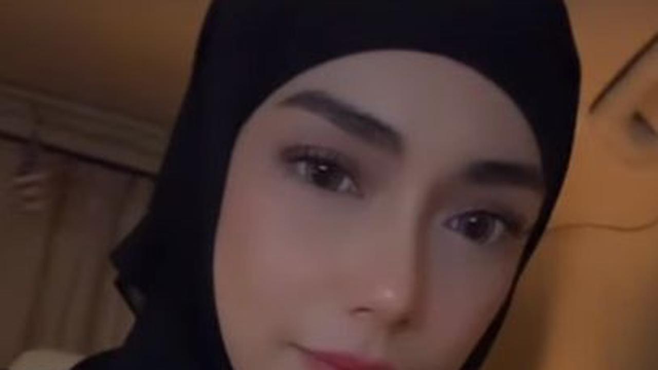Dalam unggahan itu Celine tak menambahkan keterangan apapun. Namun dia terlihat cantik dengan penampilannya tersebut.