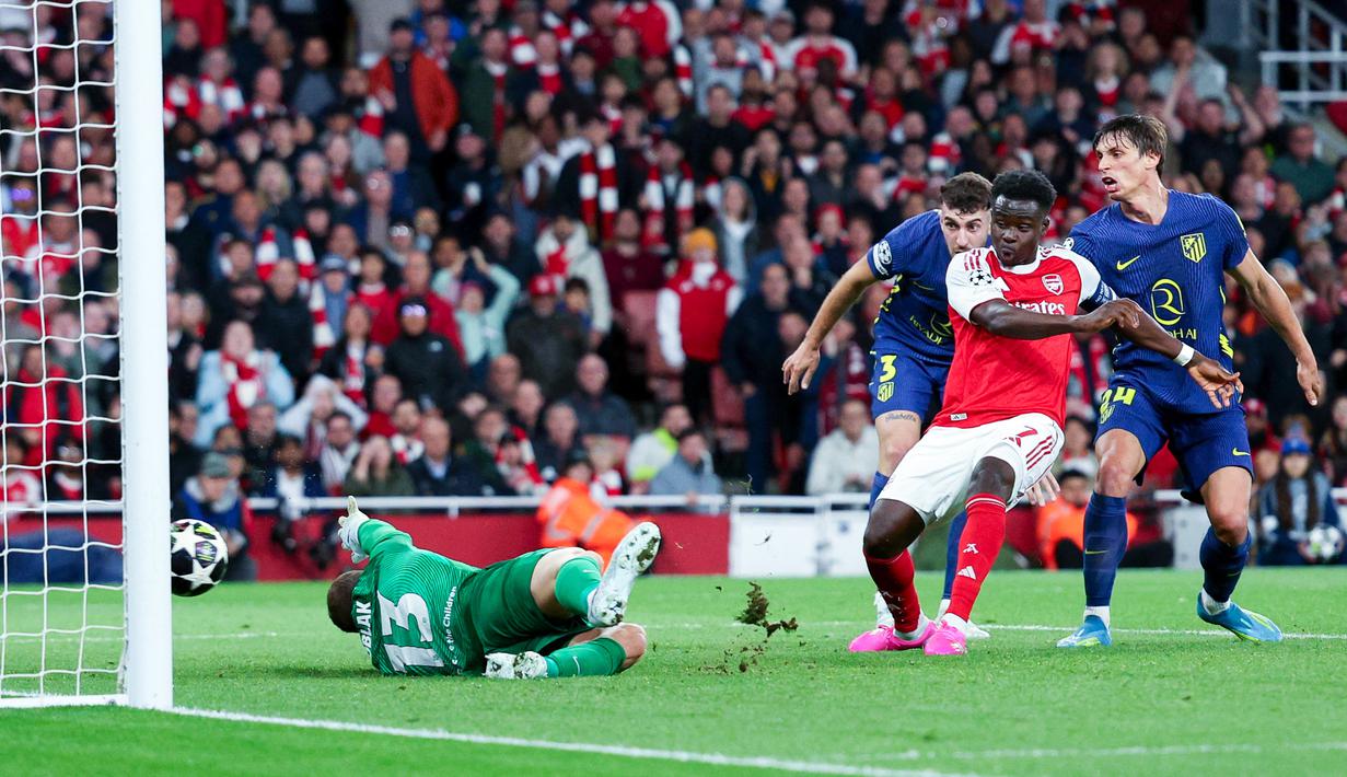 Gol kemenangan Arsenal dicetak oleh sang kapten, Bukayo Saka di akhir babak pertama. Hasil tersebut membuat The Gunners unggul agregat 2-1 dan berhak melangkah ke partai puncak. (AFP/Adrian Dennis)