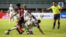 Bek Persipura Jayapura David Kevin Wato Rumakiek berebut bola dengan gelandang Persita Tangerang Harisson Cardoso De Oliveira pada pertandingan BRI Liga 1 2021/2022 di Stadion Pakansari, Bogor, Jawa Barat, Sabtu (28/8/2021). Persita mengalahkan Persipura 2-1. (Bola.com/Bagaskara Lazuardi)