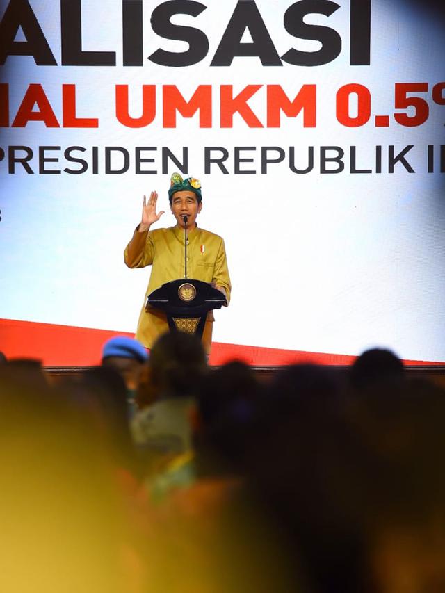 <span>Presiden Jokowi memberikan sambutan pada sosialisasi PPh final UMKM di Sanur, Sabtu (23/6). Mengenakan pakaian adat Bali, Jokowi mensosialisasikan penurunan tarif pajak PPh kepada lebih dari seribu pelaku usaha. (Liputan6.com/Pool/Biro Pers Setpres)</span>