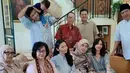 Lebaran bareng keluarga mendiang Vidi Aldiano, Sheila Dara kenakan kaftan dusty blue. Tampilannya kian manis dengan sematan lace putih di beberapa bagian [@v8harrykiss]