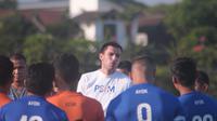 Pelatih PSIM Yogyakarta, Vladimir Vujovic (tengah) memimpin latihan anak asuhnya di lapangan Kenari baru-baru ini. (Bola.com/Vincentius Atmaja)