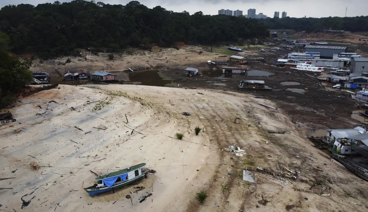 Pada pagi hari, ketinggian air di pelabuhan kota mencapai 13,5 meter (44,3 kaki), turun dari 30,02 meter (98,5 kaki) yang tercatat pada Juni 2021 - rekor tertinggi. (AP Photo/Edmar Barros)