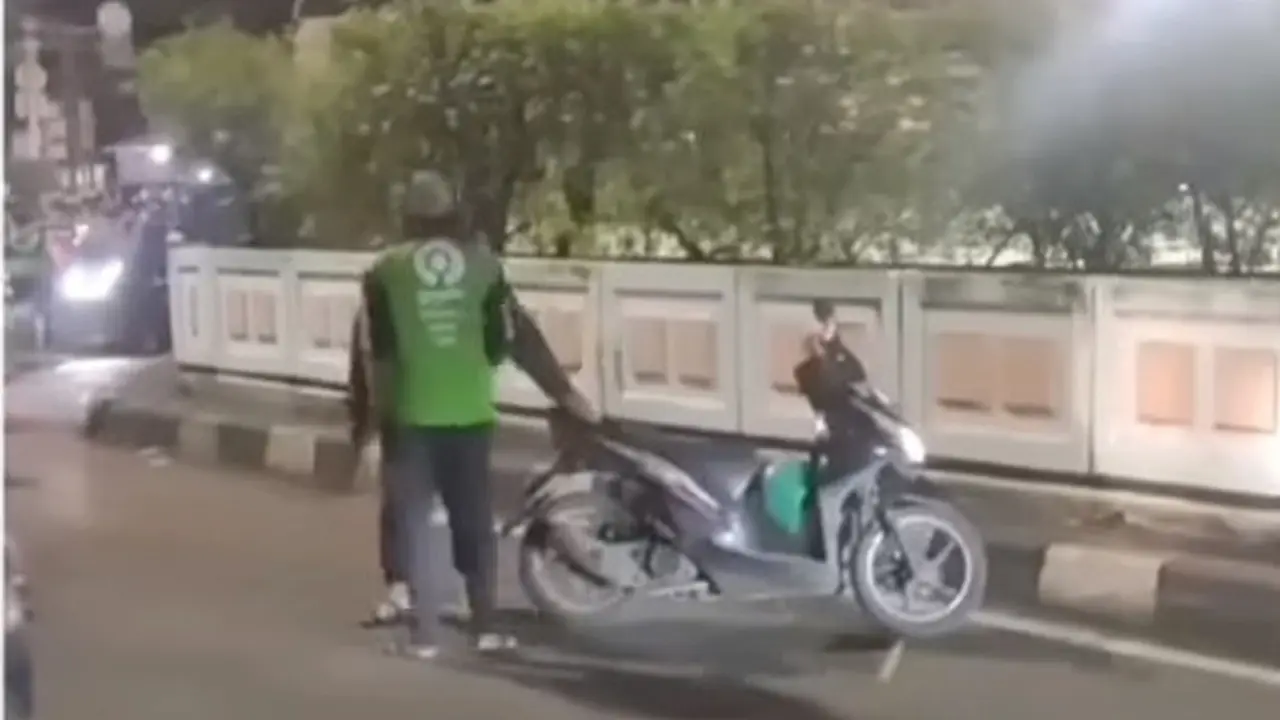 Tangkapan layar video viral ojol adu jotos di pinggir jalan Pasar Minggu, Jakarta Selatan