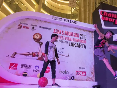 Freestyler, Mathias Andriyadi (kanan) berhasil menjadi pemenang Indonesia Freestyle Football Championship 2015 di Mall Pluit Village, Jakarta, Sabtu (14/11/2015). (Bola.com/Vitalis Yogi Trisna)