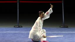 Lindswell Kwok saat beraksi di nomor taijijian. (Bola.com/Arief Bagus)