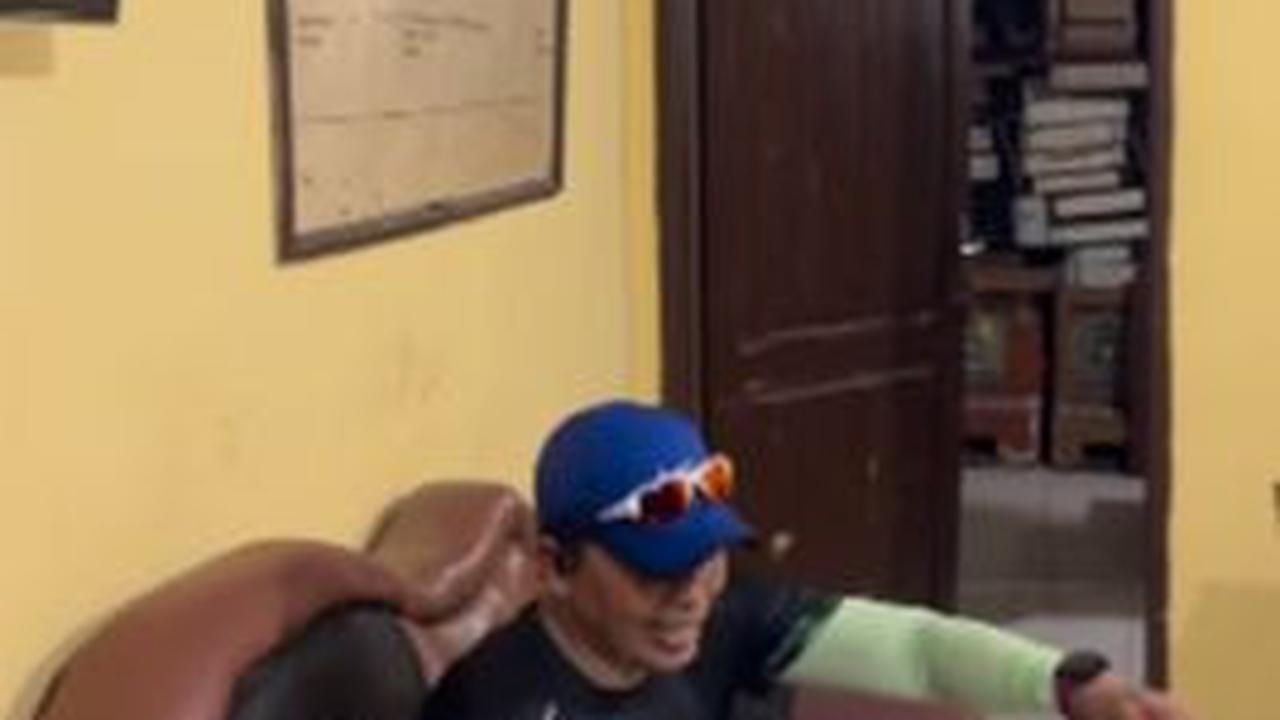 "Bagaimana perasaan kalau... Kalian memeriksa di sini kan?" tanyanya. <br><br>"Siap," terang anak buah.&nbsp;<br>