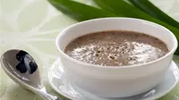Malas menyantap hidangan berat? Bubur kacang hijau bisa jadi  solusi. Ini resepnya!| Via: resepmasakankoki.xyz