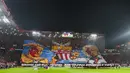 Pendukung FC Twente membentangkan koreografi dalam laga lanjutan Liga Europa 2024/2025 melawan Besiktas di De Grolsch Veste stadium, Enschede, Belanda, Jumat (31/01/2025) dini hari WIB. (AP Photo/Peter Dejong)